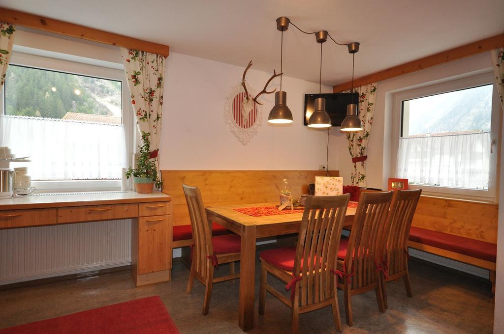 Haus Alpenglueck Apartment Kaunertal Exterior photo